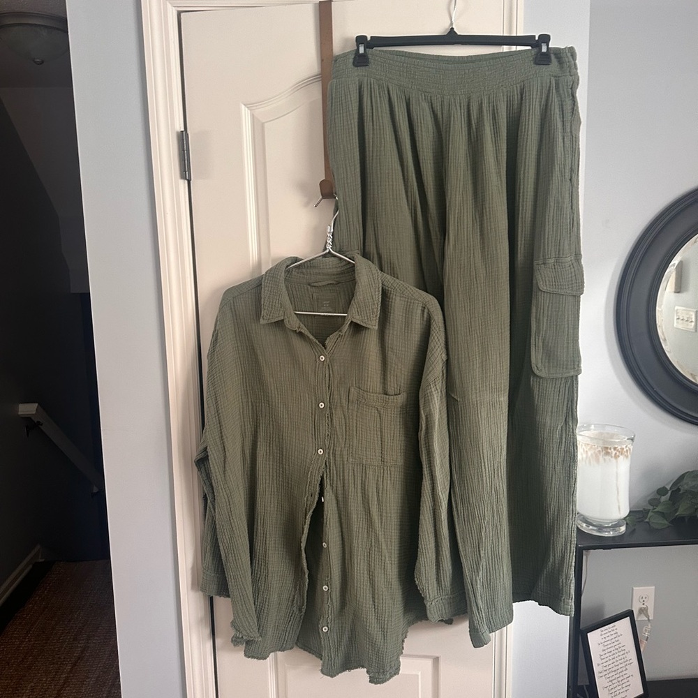 Aerie Textured army green Shirt and matching cargo pants. Like new!!